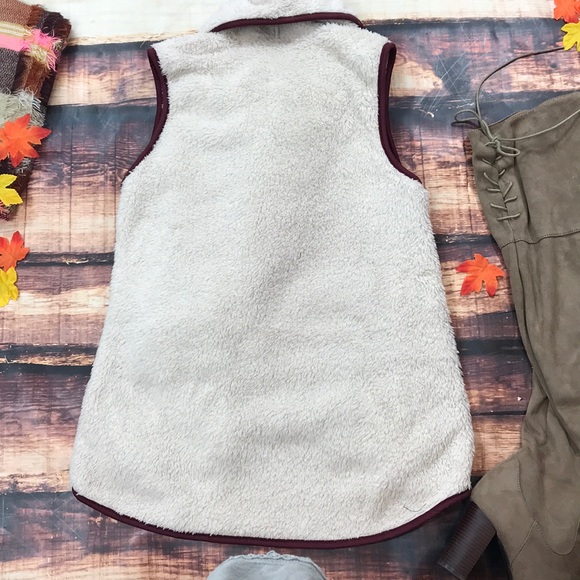 << Soft Furry Sherpa Fur Vest Cream & Burgundy>> - Picture 3 of 5